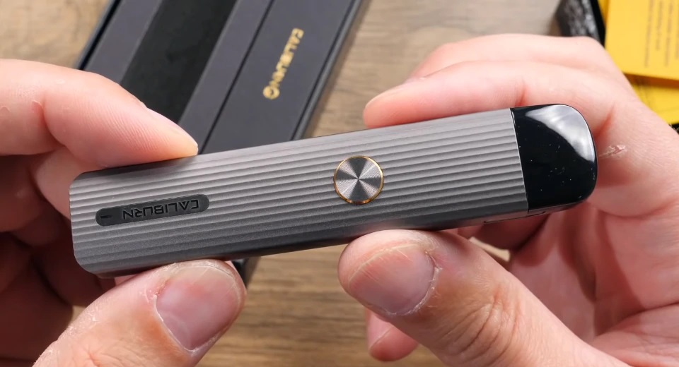 UWELL Caliburn G medzi prstami